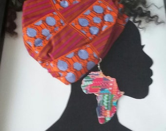 Könnte beinhalten: Eine schwarze Silhouette einer Person mit lockigem Haar, die einen gemusterten orangefarbenen, rosa und blauen Kopftuch und einen großen, bunten Ohrring in Form des afrikanischen Kontinents trägt.