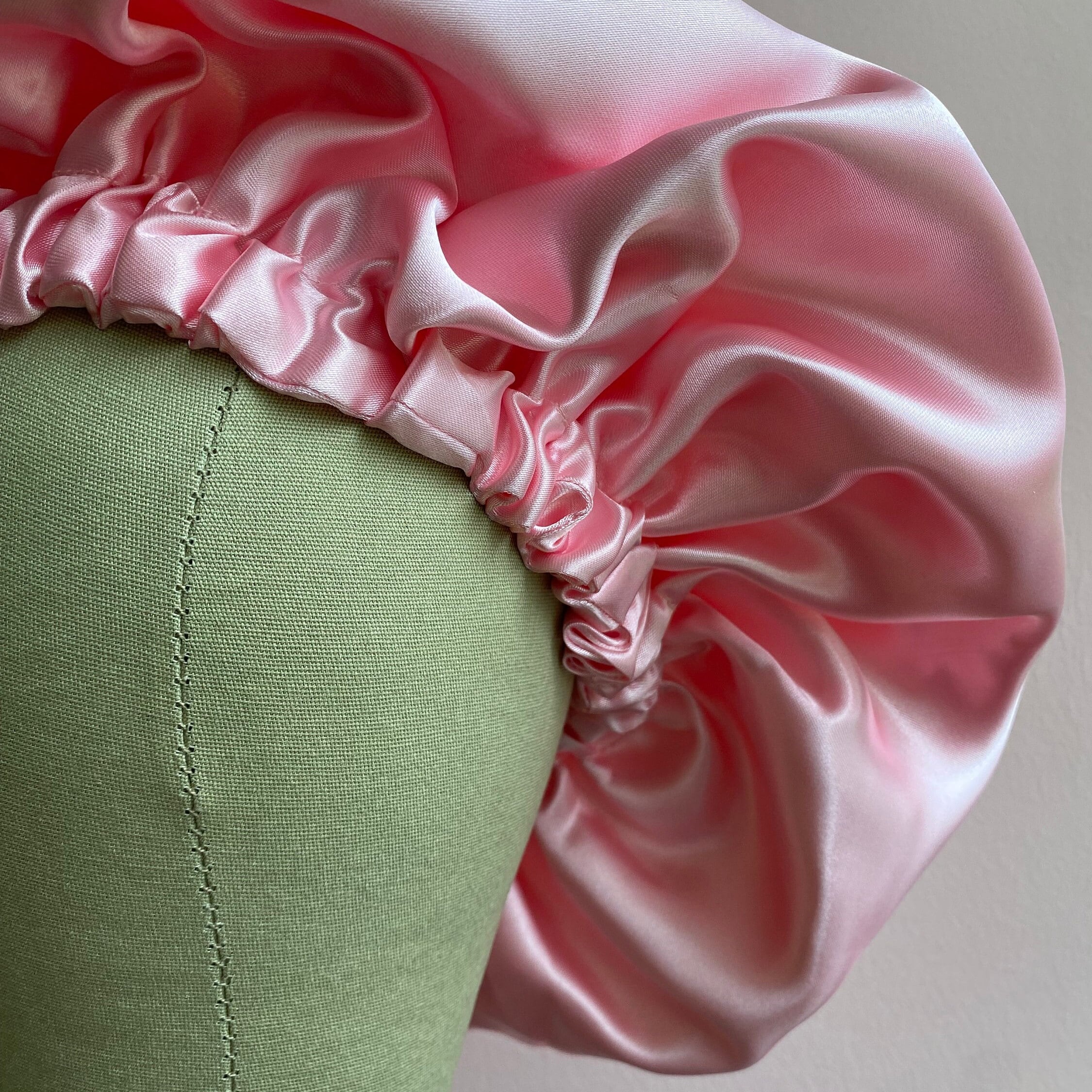 Bonnet en satin pour protéger les cheveux et boucles afro pendant le  sommeil, ROSE, rose rose, JEN by Curly Hair Care -  France