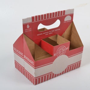 以下が含まれることがあります： 赤い白の段ボール製の6本入りボトルキャリアで、前面に「Delicious Beverages」と「Refreshing」の文字が印刷されています。キャリアにはハンドルと「Plus Deposit」のラベルが付いています。