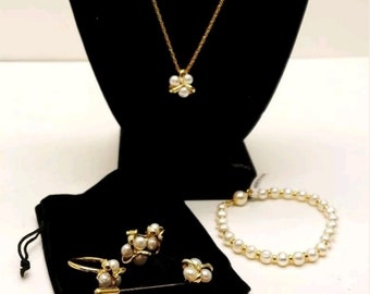 Freshwater Pearl & Crystal Jewelry Set Earrings Ring Pin Necklace Bracelet Elegant Classic Floral Shaped Pearl Design
