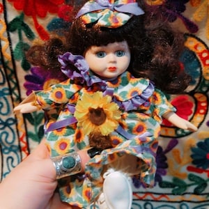 Entzückende Melissa Jane Sunflower Miniature Porzellanpuppe, viktorianischer Garten Puppe, Sonnenblume Melissa Jane Miniatures Doll Blume gekleidet Mini