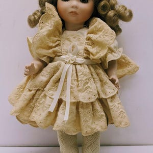 Absolutely Darling (Marie Osmond?) Geflochtenes Haar Grün Augen Porzellan Puppe Hübsche kleine Porzellanpuppe