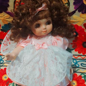 Seltene Marie Osmond Rosa Spitze Puppe, Marie Osmond Sammlerpuppe, Sammler Rosa Schleife Spitzenkleid Puppe Vintage Marie Osmond Großäugige Puppe