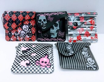 Y2K Hot Topic Pretty in Punk Skull and Bones Portamonete Portachiavi Pop Punk Fashion Y2K Nostalgia, Primi anni 2000 Skull Pop Punk Portamonete