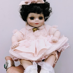 Entzückende Marie Osmond Sammler Miniatur Porzellan Puppe Tiny Tots, rosa Kleid Babydoll Super süße Mini-Puppe von Marie Osmond Tiny Tots