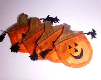 HALLOWEEN PARTY　ポーチ Amazon.com: CCINEE 24pcs Non-Woven Treat Bags 8 Cute