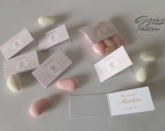 Könnte beinhalten: Rosa und weiße Geschenkboxen mit Karussell-Design und dem Text "Battesimo Matilde 7 Ottobre 2022". Die Boxen sind mit rosa und weißen Mandeln gefüllt.