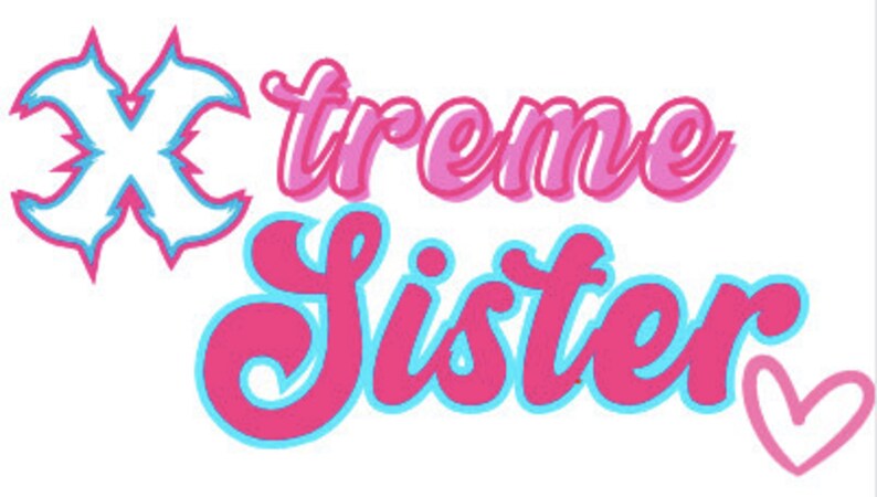 Pu&ograve; includere: Grafica rosa e blu con il testo "Xtreme Sister" e un cuore rosa.