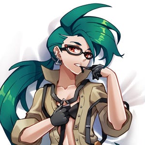 Może przedstawiać: Dwie poszewki na poduszki do ciała w stylu anime. Jedna przedstawia postać w beżowej koszuli, czarnych spodniach i brązowych butach. Druga przedstawia postać w czarnym topie i szortach. Obie mają zielone włosy na białym tle.