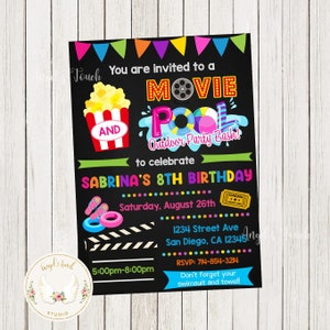 Puede incluir: Tarjeta de invitación negra con texto y gráficos coloridos para una fiesta de piscina y cine. La tarjeta incluye palomitas de maíz, una bobina de película, flotadores de piscina y el texto "8º Cumpleaños de Sabrina". La invitación también incluye la fecha, la hora y la información RSVP.