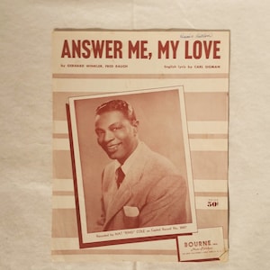 Puede incluir: Una portada de partitura vintage para la canción "Answer Me, My Love" de Gerhard Winkler y Fred Rauch. La portada presenta una foto en blanco y negro de Nat King Cole, con el texto "Recorded by Nat "King" Cole on Capitol Record No. 2667" y "Price 50¢" impreso debajo de la foto.