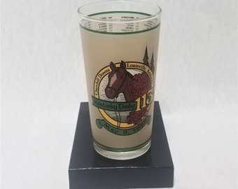 Puede incluir: Un vaso esmerilado con un diseño verde, amarillo y rojo que presenta un caballo y el texto "Kentucky Derby May 2, 1987 Churchill Downs Louisville, Kentucky 113".