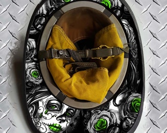 Etiqueta con calcomanía para envolver el borde del ala del casco de bomberos con calavera de azúcar y rosa verde con retrato oscuro