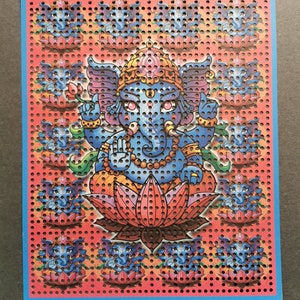 Op de afbeelding: Een kleurrijke illustratie van de hindoe-godheid Ganesha, afgebeeld met een olifantenkop, vier armen en een grote buik. Hij zit op een roze lotusbloem, omringd door kleinere afbeeldingen van Ganesha op een rode achtergrond met een blauwe rand.