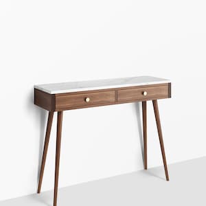 Op de afbeelding: Een consoletafel van walnoot hout met een wit marmeren blad en twee laden. De tafel heeft vier taps toelopende poten en goudkleurige ladegrepen.