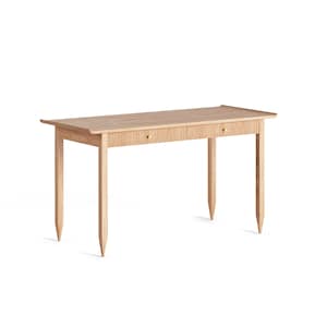 Könnte beinhalten: Ein heller Holzschreibtisch mit zwei Schubladen und einem schlichten Design. Der Schreibtisch hat eine rechteckige Tischplatte und vier Beine.