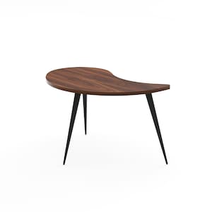 Op de afbeelding: Een moderne bijzettafel in druppelvorm met een donker walnoten houten blad en drie zwarte, schuine metalen poten. De tafel, ongeveer 76 cm lang, voegt een vleugje moderne stijl toe aan elke woonruimte.