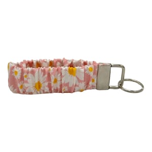 Daisy Pink Scrunchie Keychain Wristlet, Key Fob Lanyard, Key Fob Wristlet, Sturdy Key Holder, Women&#39;s Gift Handmade Scrunchie Wristlet
