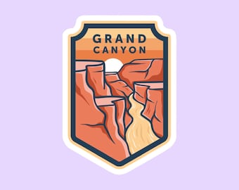 Könnte beinhalten: Ein Aufkleber im Vintage-Stil mit einer Grafik des Grand Canyon, die einen Fluss zeigt, der sich durch die roten Felswände schlängelt. Der Aufkleber hat einen weißen Rand und eine blaue und gelbe Umrandung.