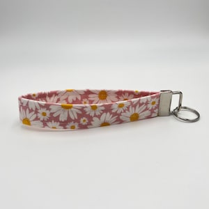 Boho Daisy Pink Keychain Wristlet, Key Fob Lanyard, Retro Keychain, Y2K, Handmade