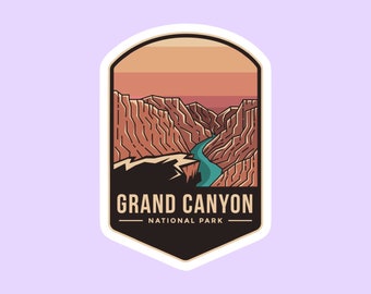 Könnte beinhalten: Ein Aufkleber mit einer stilisierten Illustration des Grand Canyon Nationalparks. Der Aufkleber zeigt eine Ansicht des Canyons mit einem Fluss, der sich durch ihn schlängelt. Der Text "Grand Canyon National Park" ist auf dem Aufkleber gedruckt.