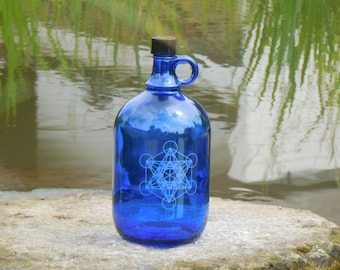 Blauwe glazen fles van 2 liter met handvat, gevuld met Metatron.