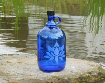 Blauglas 2 Liter Henkelflasche mit Lotus