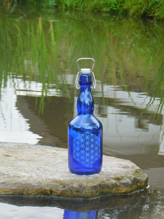 3 botellas de cristal de 2 litros en color azul con flor de la