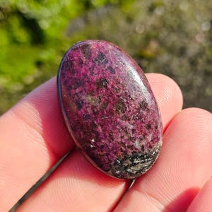 Rubí en cabujón de cianita, piedra central ovalada pulida sin perforar, base plana, suministros para la fabricación de joyas (35x23x7 mm)