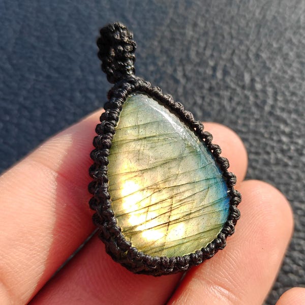 Handmade macrame Labradorite pendant, Size: 47x27 MM