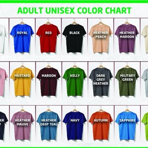 Op de afbeelding: Kleurenkaart met 24 verschillende T-shirt kleuren. De kleuren omvatten wit, koninklijk blauw, rood, zwart, heideperzik, heidemaron, zand, roze, mosterd, maron, kellygroen, donkergrijs heide, legergroen, sportgrijs, heidemarine, heidepaars, heideblauw, marine, herfst, saffier en kiwi.