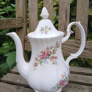 Große Kaffeekanne aus Knochenporzellan von Royal Albert Moss Rose