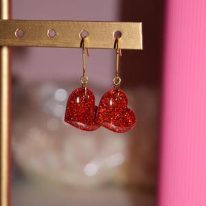 Brincos de coração com glitter vermelho: pingentes de argila de polímero feitos à mão