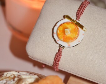 Handgemaakte macraméarmband - polymeerklei pannenkoek ontbijtbedel