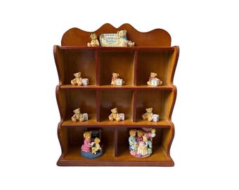 Vintage Enesco Cherished Teddies Verkaufsregal: Holz ABC Koffer mit Bärenfigur