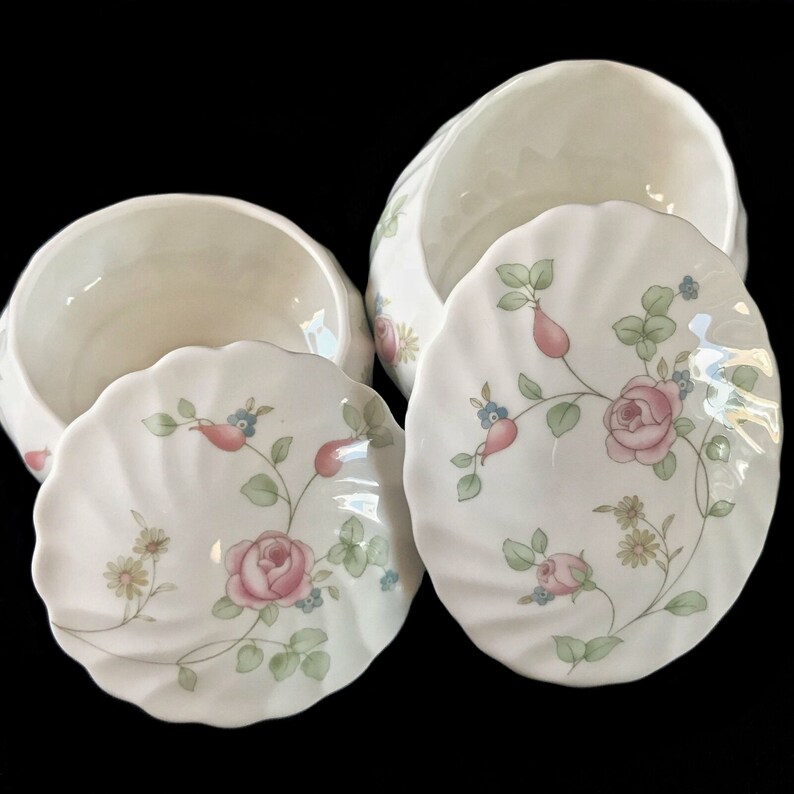 2 Vintage Wedgwood Rosehip White Bone China Floral Round Etsy