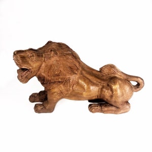 Vintage Handgeschnitzte Braune Holzfigur Wildtier Jacaranda Simba brüllender Löwe Afrikanische Safari Statue Figur Boho Home Office Decor