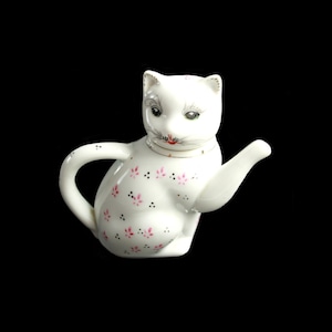 Vintage Chinese White Porcelain Lucky Cat Paw Up Mini Teapot Tea Cat Lover Gift Miniature One-Cup Collectable Ceramic Ornament