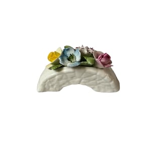 Vintage Royal Doulton England Bone China Fiori Rose Fiordaliso Bouquet in Vaso Bianco Crescent Ornamento Decorativo in Miniatura Decorazione da Mensola