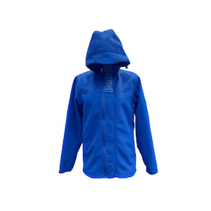 Può includere: Giacca con cappuccio blu brillante con cerniera a tutta lunghezza. La giacca presenta il nome del marchio "Bench" in lettere bianche sul cappuccio. La giacca è realizzata in un materiale morbido, possibilmente resistente all'acqua, ed è progettata per l'uso all'aperto.