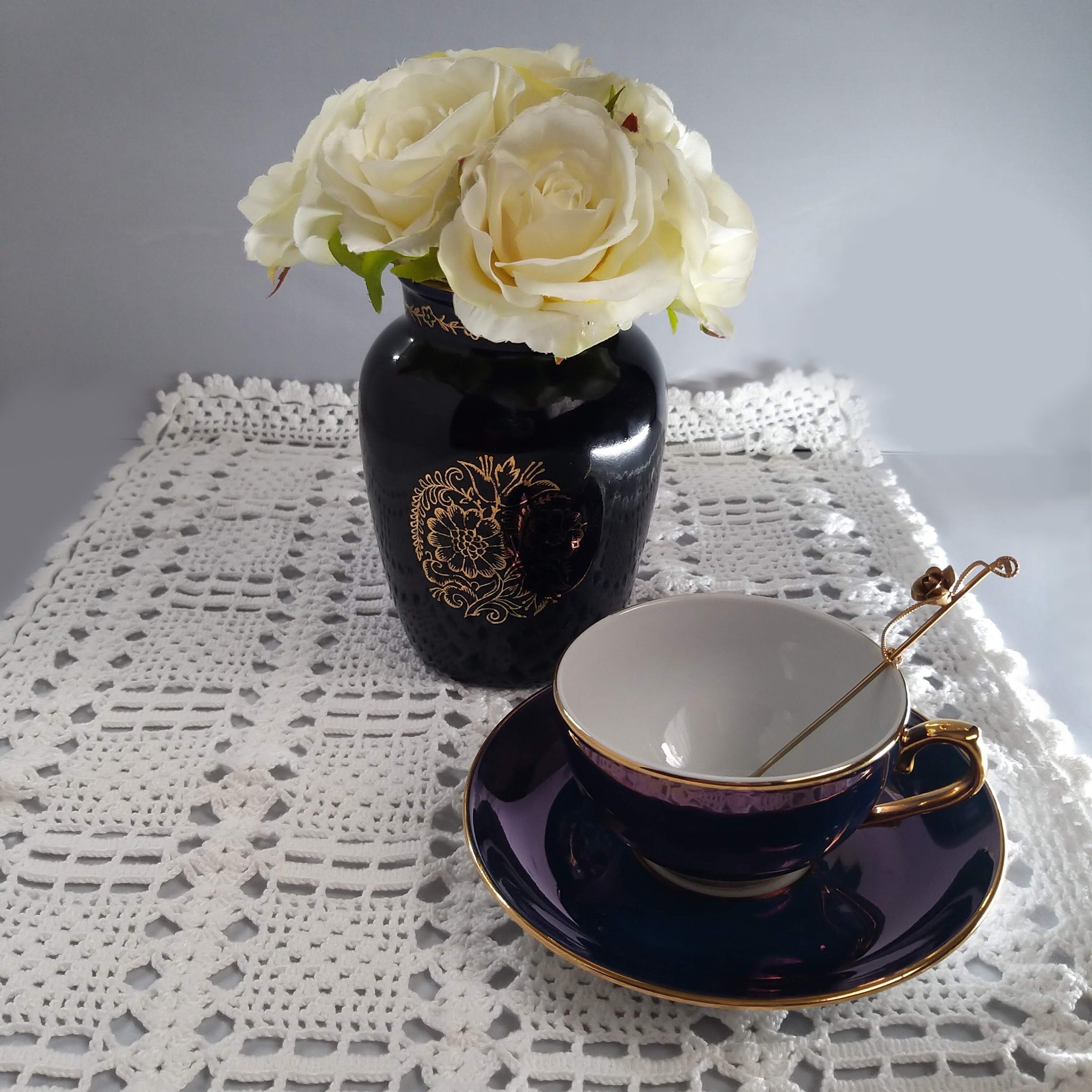 コバルトブルーの金箔装飾花瓶 ヴィンテージ 磁器 花瓶 コバルトブルー 花模様 金箔