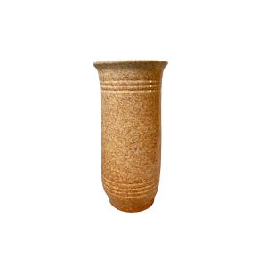 Könnte beinhalten: Eine hohe, gesprenkelte Keramikvase in Beige- und Brauntönen. Die Vase hat einen ausgestellten oberen Rand und horizontale Bänder in der Nähe der Ober- und Unterseite. Die zylindrische Form ist ideal für Blumen.