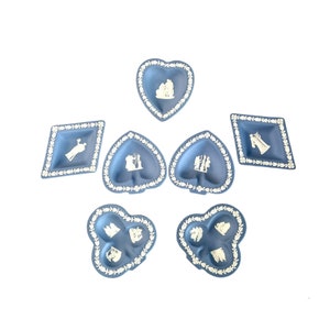 Vintage Wedgwood Jasperware Azul Claro Pequeno Trinket Pin Anel Pratos Dados Pratos Naipes de Cartas Coração Diamante Clube Aranhas Em Forma
