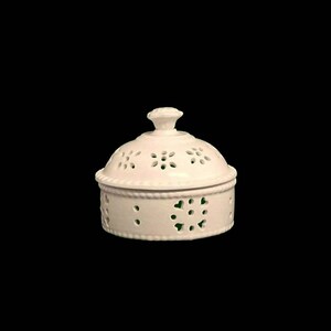 Vintage Royal Creamware Tillfälle Sminkbord Prydnadsask Med Lock Potpurrikruka Blanc De Handskuren Retikulerad Vit Fin Porslinsbisque