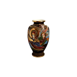 Op de afbeelding: Een decoratieve zwarte vaas met gouden randen en ingewikkelde kunstwerken. De vaas toont afbeeldingen van figuren met halo's, een draak en gedetailleerde patronen. Een uniek kunstwerk.