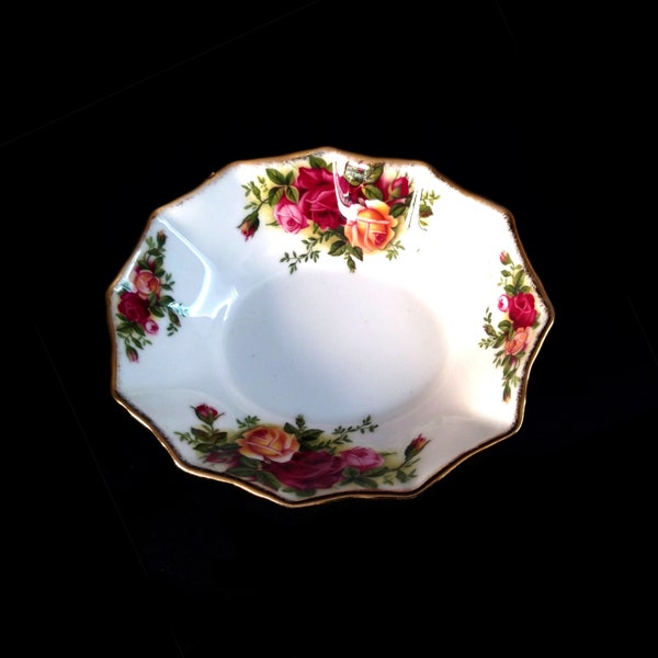 Vintage Royal Albert Old Country Roses Oval Small Snack Plate Pin Dish Trinket Sweets Nuts Bowl Red Yellow Roses Pattern English Bone China