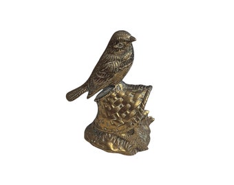 Statua vintage in ottone massiccio, bronzo, pettirosso, passero, uccello, firmata Linda T., fermacarte, fermalibri, scrivania, scaffale, decorazione