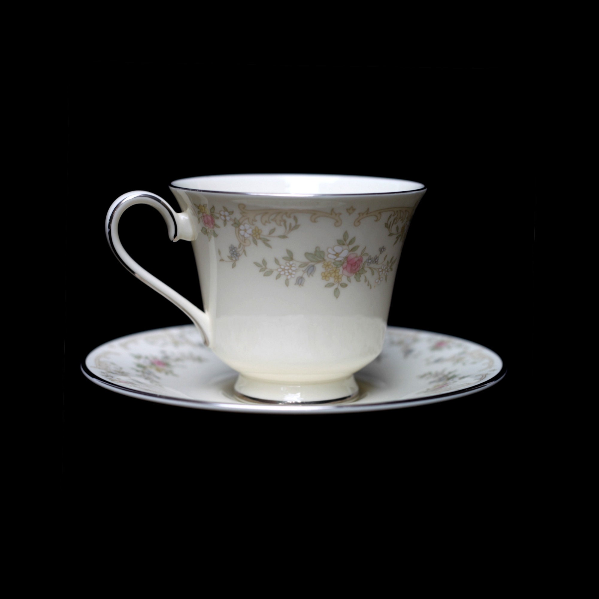 ロイヤルドルトン　ティーセット Amazon.co.jp: ロイヤルドルトン ヨークタウン ティーセット カップ