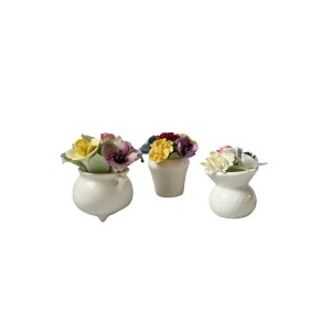 Vintage Royal Doulton Shelley England Bone China Ornamento Fiori Bouquet in Vaso Bianco Miniatura Garofani Rose Anemone Marianne Panda