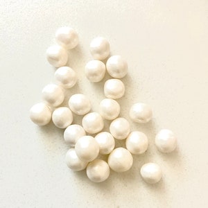 Weiße Kuchenperlen - 8 mm Ball Streusel - Elfenbein Kuchen Streusel - Essbare Perlen - Hochzeitstorte Dekorieren Vegane essbare Kugeln
